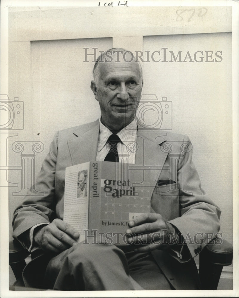 1971 Press Photo Professor James K. Feibleman holds one of his books- Historic Images