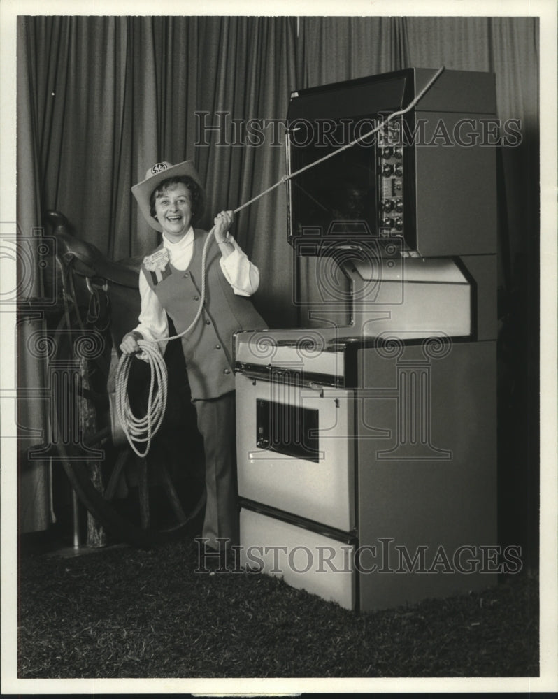 Load image into Gallery viewer, 1972 Press Photo Mrs. Mehrl Feehan, contestant in Pillsbury-GE Bake-Off
