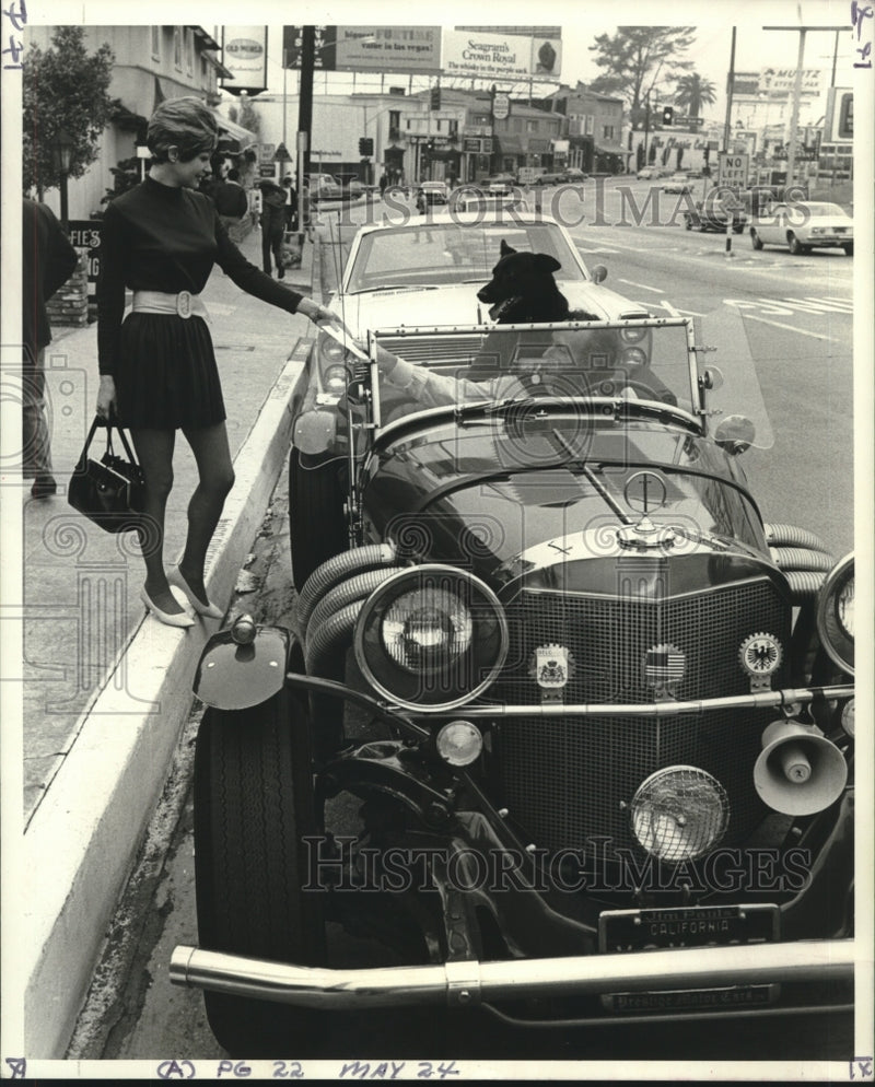 Load image into Gallery viewer, 1970 Press Photo Girl listens to Fegen and watches his dog, accepting invitation
