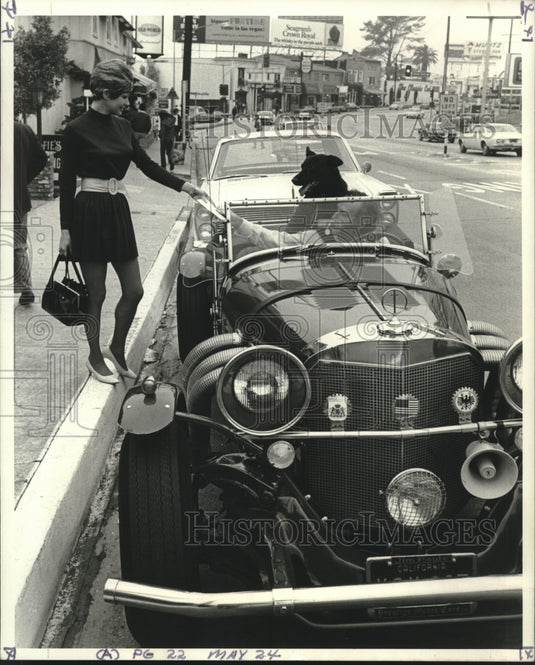 1970 Press Photo Girl listens to Fegen and watches his dog, accepting invitation