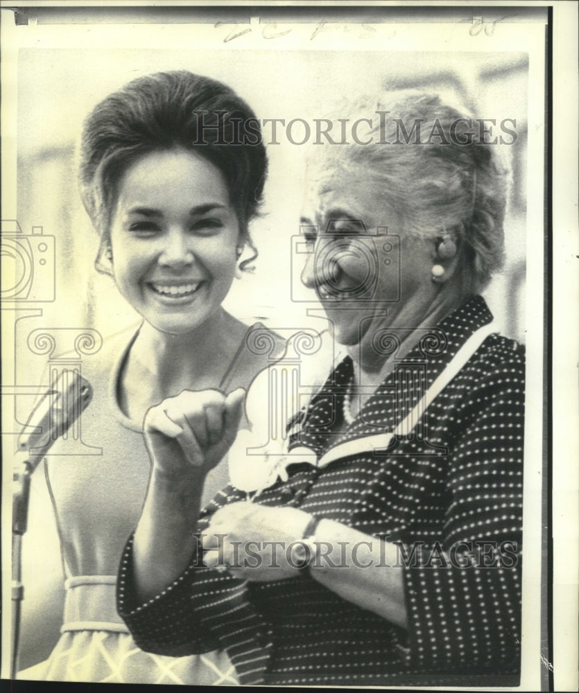 1973 Press Photo Julie Eisenhower waits for interpreter, Mrs. Glett to catch up- Historic Images