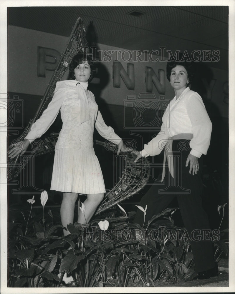 1970 Press Photo Laura Eagan &amp; Mary Lou Pierce of Delgado College Faculty Wives- Historic Images