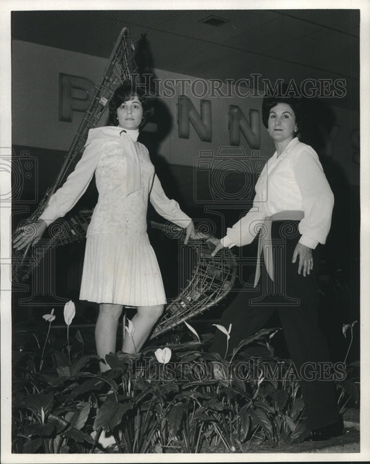 1970 Press Photo Laura Eagan & Mary Lou Pierce of Delgado College Faculty Wives- Historic Images