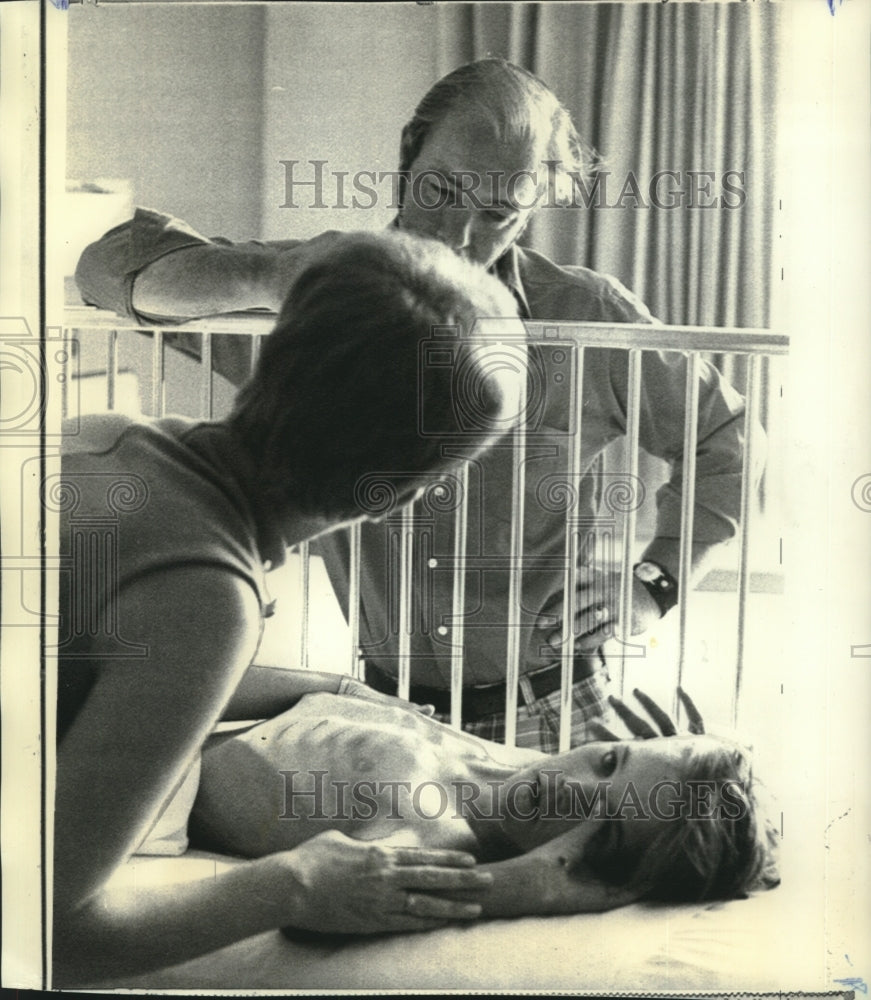 1971 Press Photo Kevin Dye reunited with parents in Casper, WY hospital.- Historic Images