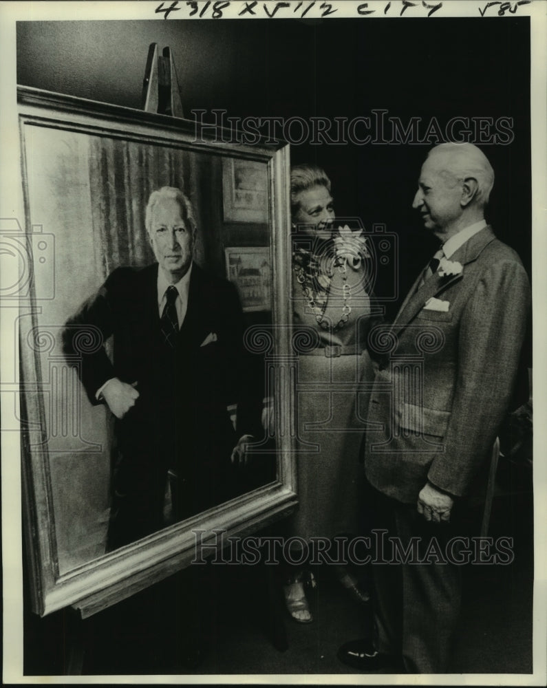 1977 Press Photo Darwin Fenner &amp; wife admire his portrait unveiled at Tulane