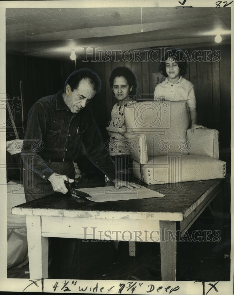 1972 Press Photo Alberto Fernandez, upholstery businessman, with his family