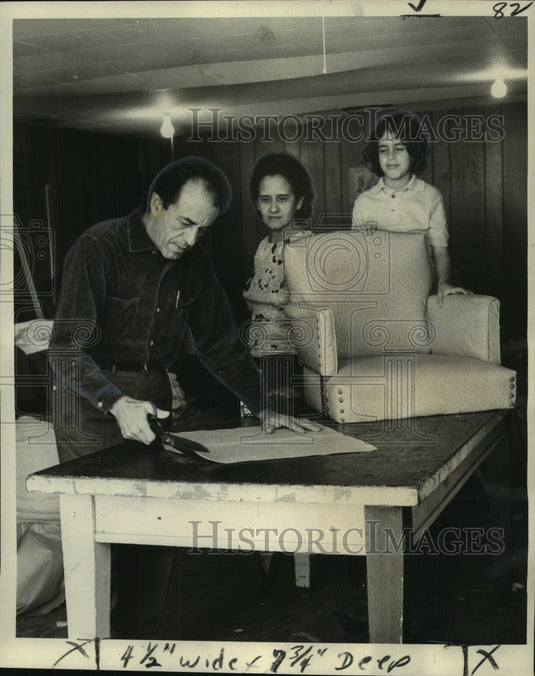 1972 Press Photo Alberto Fernandez, upholstery businessman, with his family
