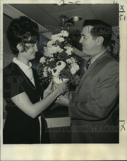 1971 Press Photo Mose Ellis presents flowers to Mrs. Mary Ann Rooney - Historic Images