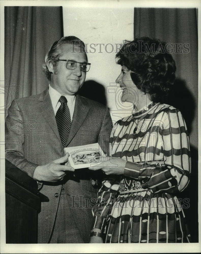 1972 Press Photo Mayor Landrieu with president of Council of Jewish Women- Historic Images