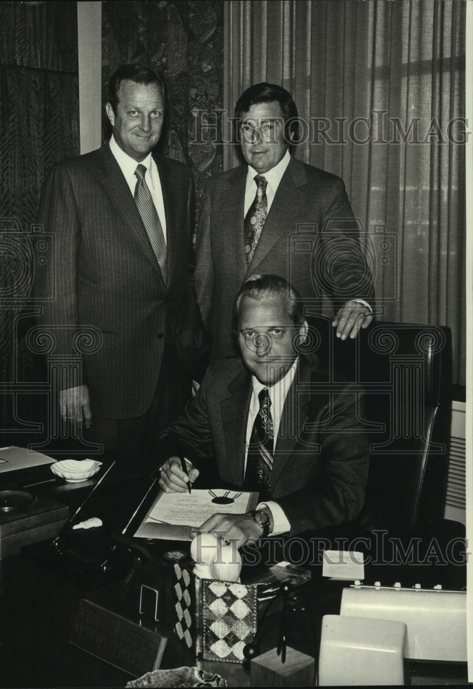 1972 Press Photo Mayor Moon Landrieu seated in his office with unknown officials- Historic Images