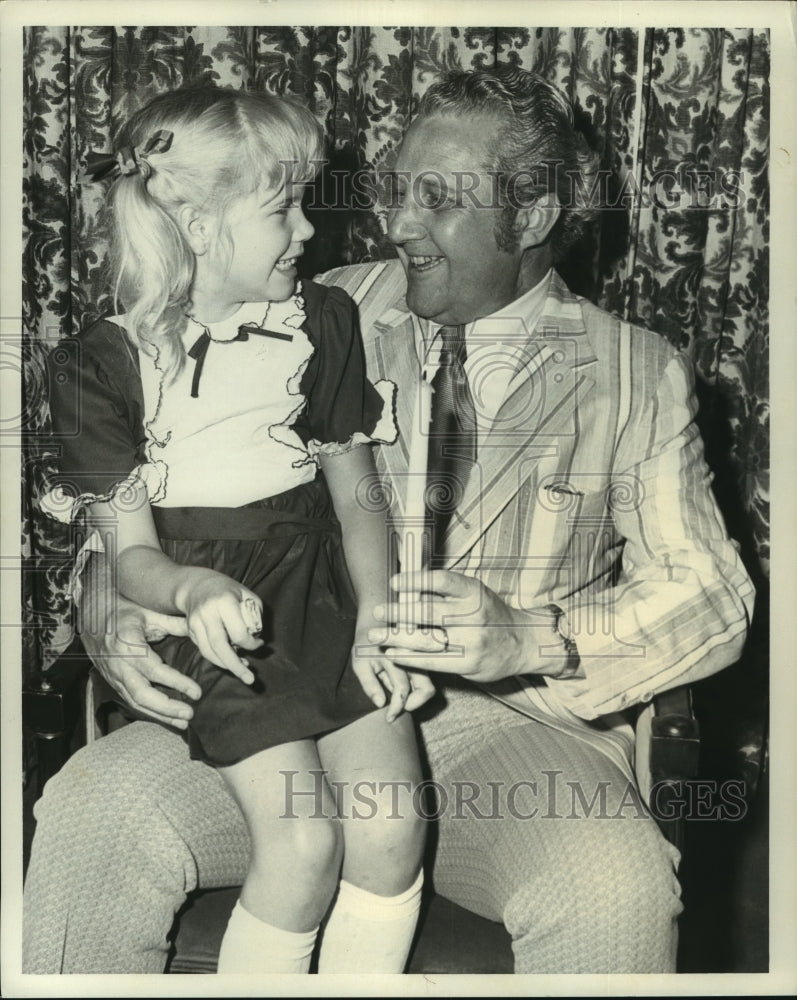 1972 Press Photo Poster child Diana Lynn Nielsen with Mayor Moon Landrieu.- Historic Images