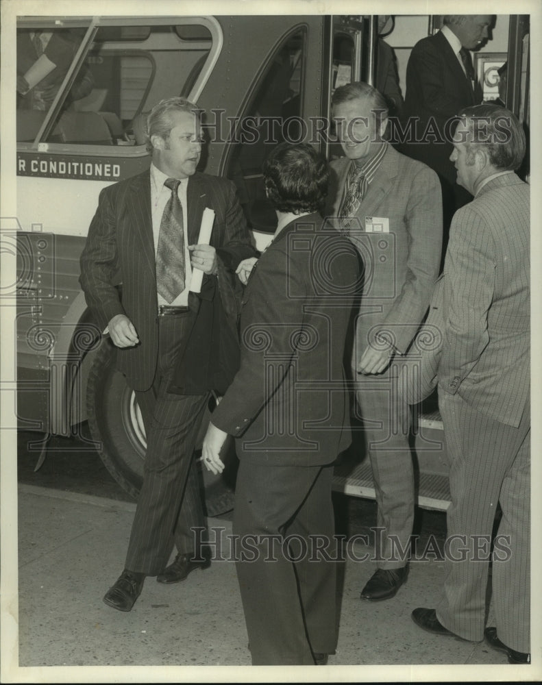 Load image into Gallery viewer, 1972 Press Photo Mayor Moon Landrieu (left) &amp; Mayor Lindsay (right) exit bus
