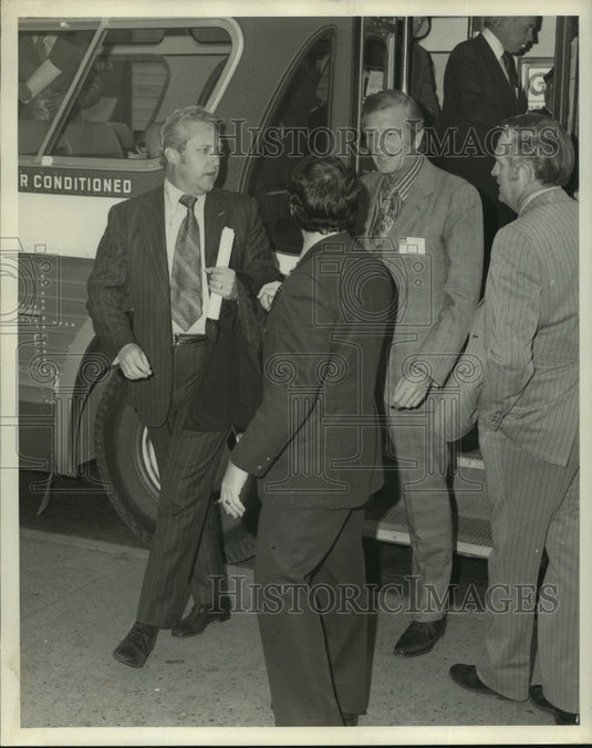 1972 Press Photo Mayor Moon Landrieu (left) & Mayor Lindsay (right) exit bus