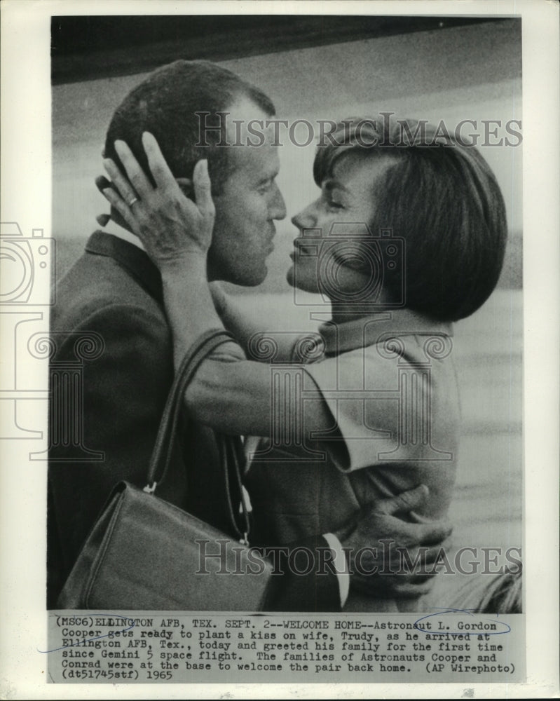 1965 Press Photo Astronaut L. Gordon Cooper is greeted by his wife in Texas