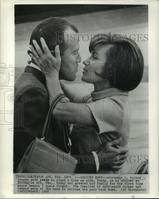 1965 Press Photo Astronaut L. Gordon Cooper is greeted by his wife in Texas