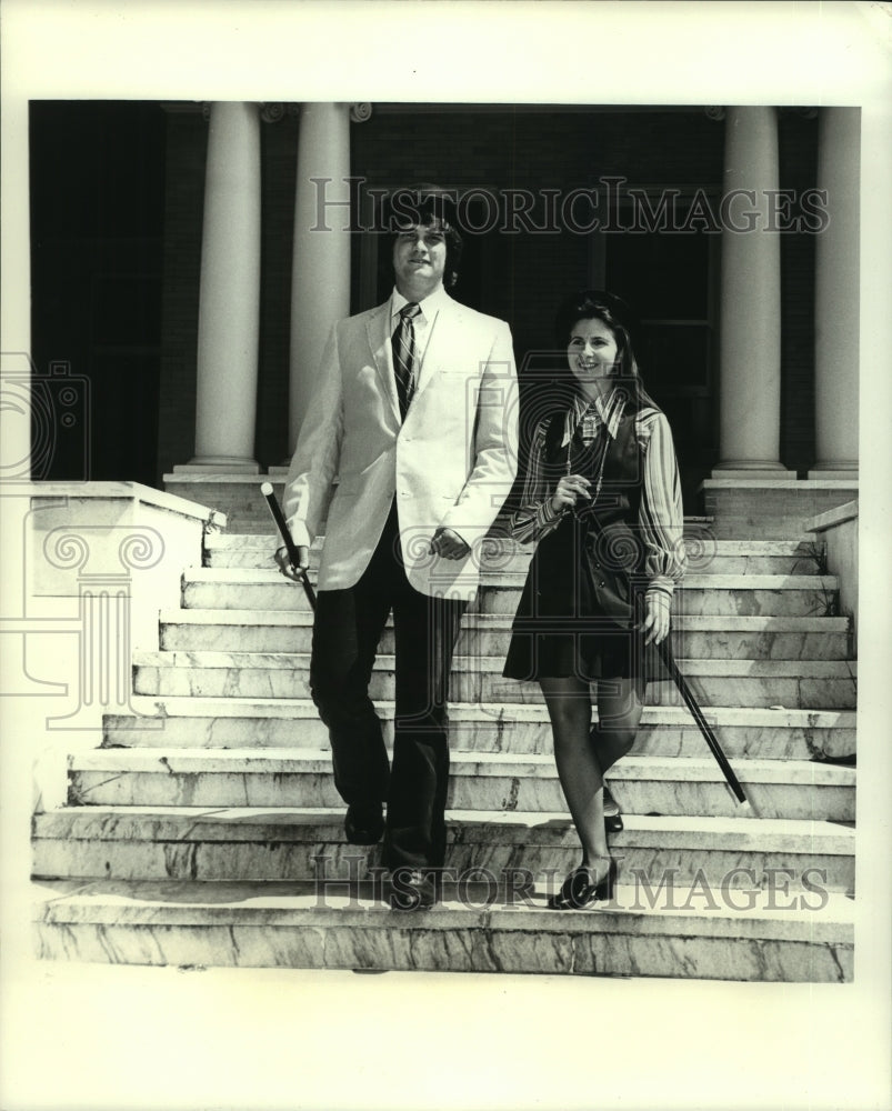 1972 Press Photo John Farrell and Cathy Wetzel on the steps.- Historic Images