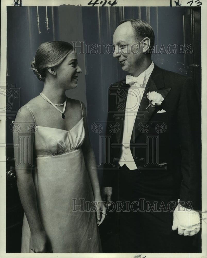 1976 Press Photo Deb Mary Jane Fenner with father, Darwin C. Fenner- Historic Images