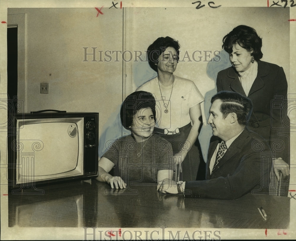 1971 Press Photo Participants of a housing seminar discuss results- Historic Images