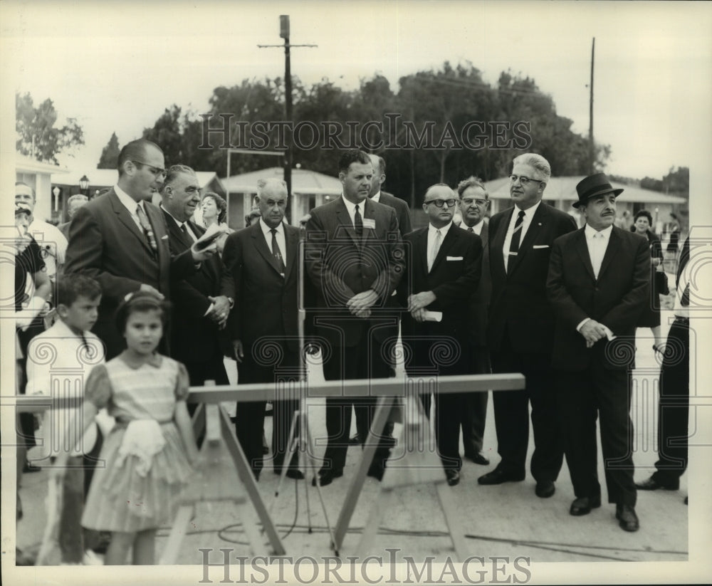 1959 Press Photo Participants during Parade of Homes at Dona Villa - nob04810
