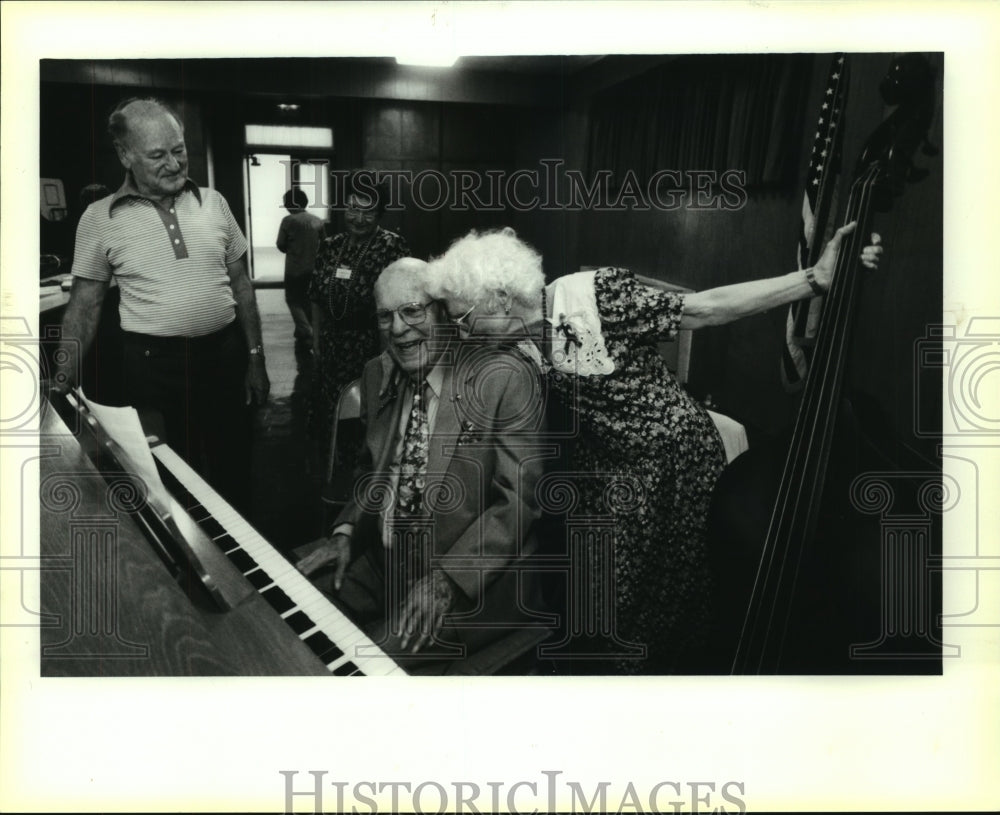 1992 Press Photo Pianist Richard Fenderson and wife Teva performs brief concert- Historic Images