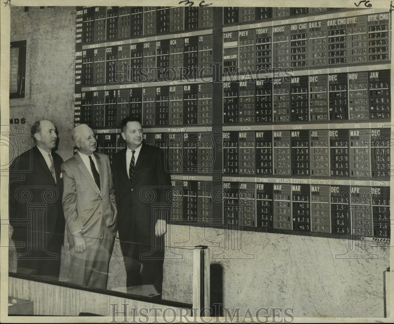 Load image into Gallery viewer, 1967 Press Photo Darwin Fenner &amp; other officers view quotation board.
