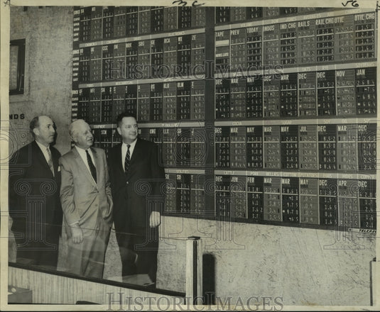 1967 Press Photo Darwin Fenner & other officers view quotation board.