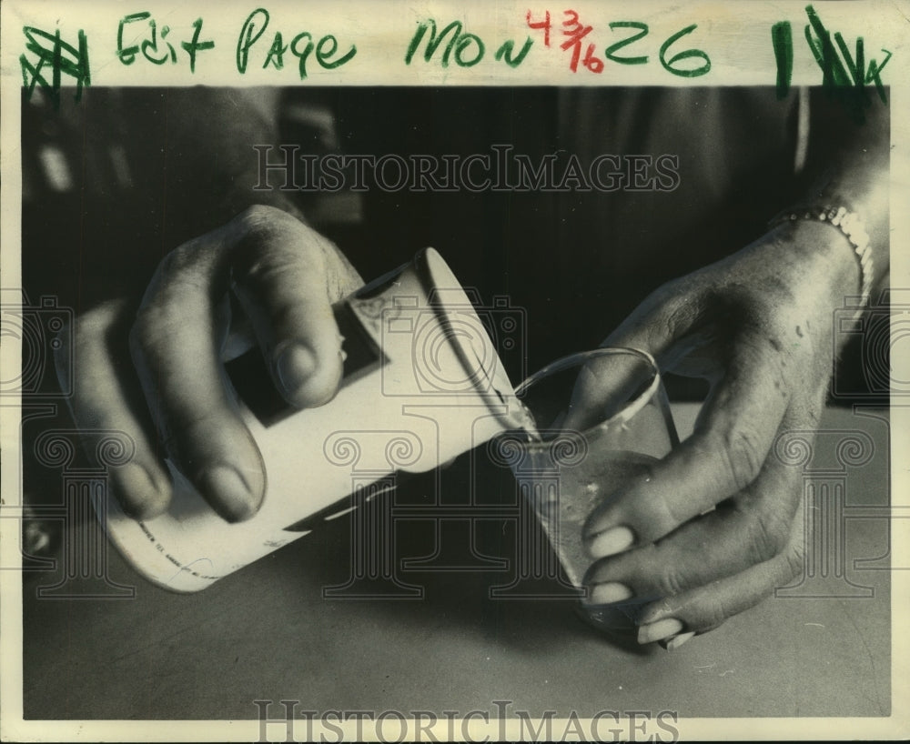 1974 Press Photo Rising prices of beer causing a stir with it&#39;s customers - Historic Images