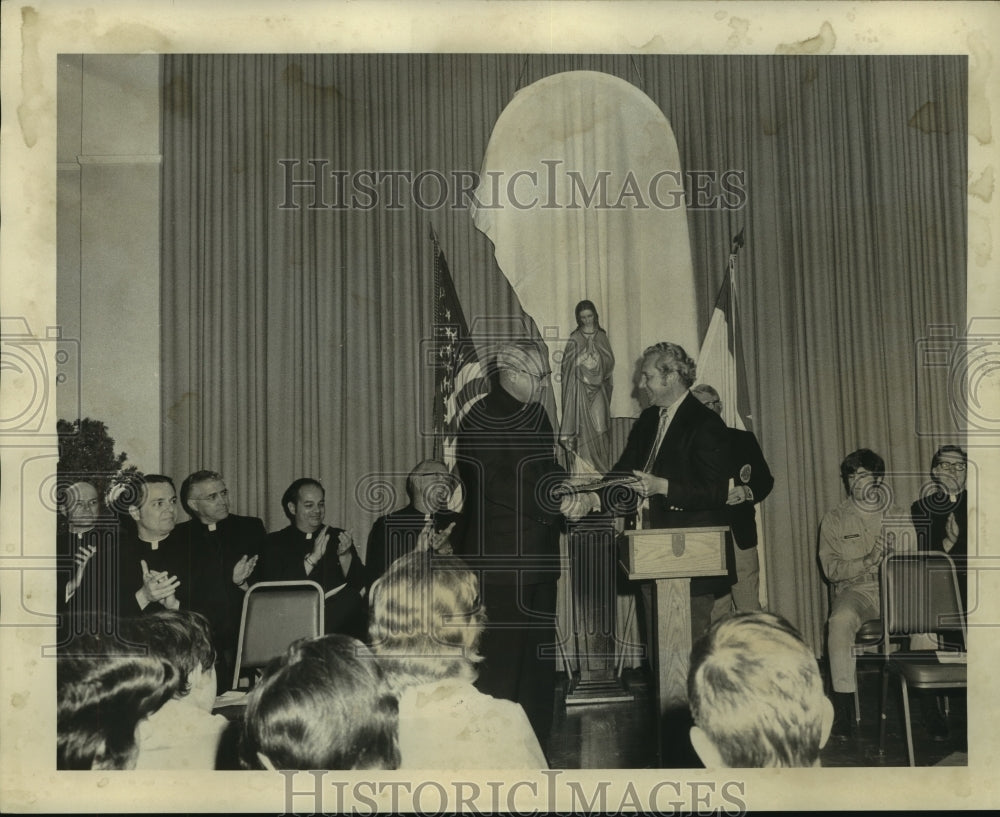 1972 Press Photo Mayor Moon Landrieu &amp; Reverend E.A. Doyle at presentation.
