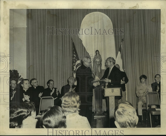 1972 Press Photo Mayor Moon Landrieu & Reverend E.A. Doyle at presentation.