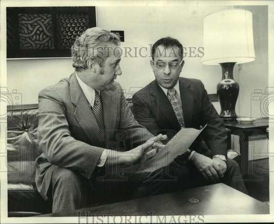 1972 Press Photo Mayor Moon Landrieu (left) & other looks at proposal.- Historic Images