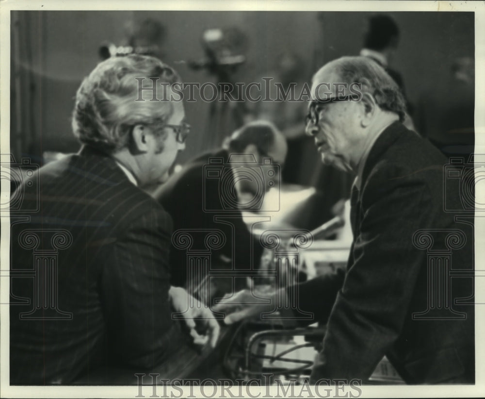 1972 Press Photo Senator Ellender & Mayor Landrieu chat at committee hearing