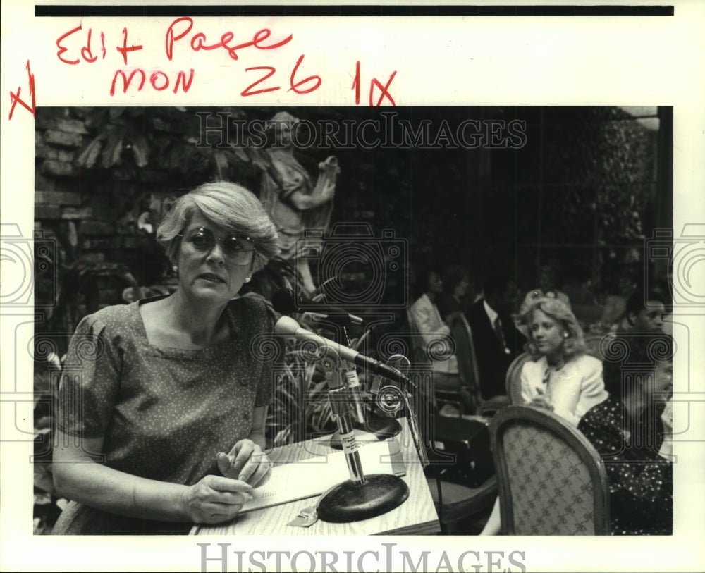 1985 Press Photo Former Vice-Presidential candidate Geraldine Ferraro at meeting