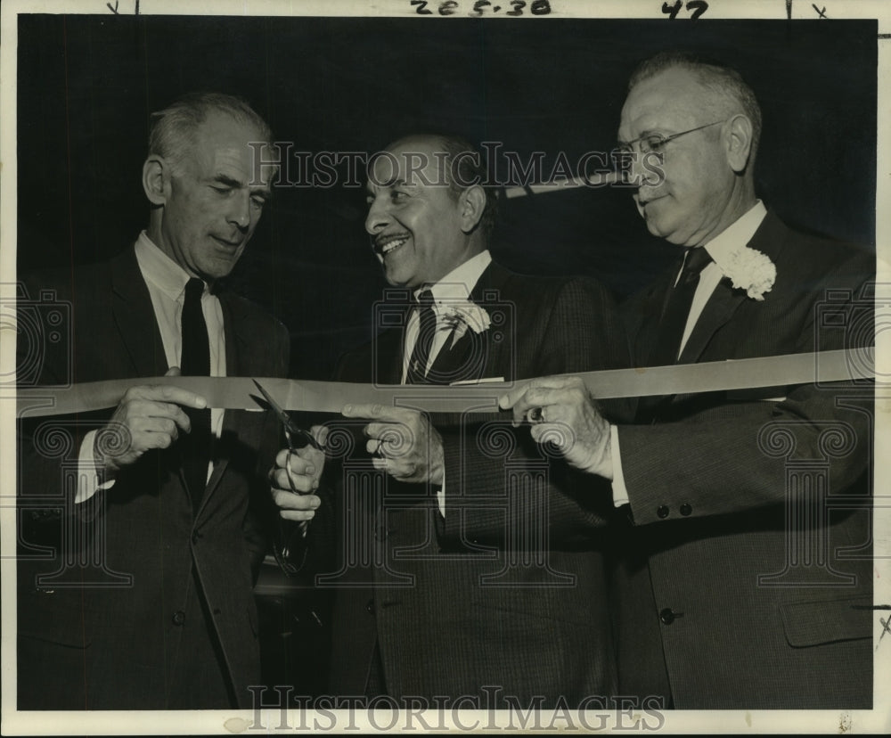 1961 Press Photo Louis Fernandez &amp; others cut ribbon for import auto dealership