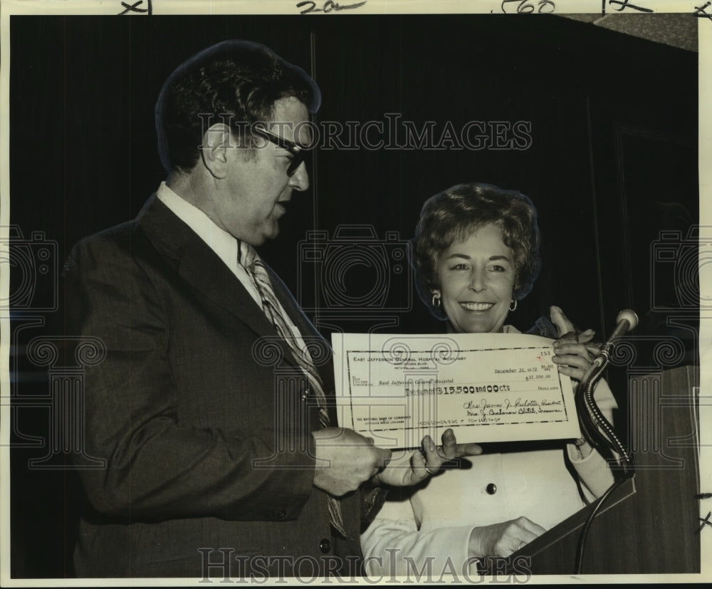 1972 Press Photo Mrs. James Culotta presents check to hospital staff Mose Ellis