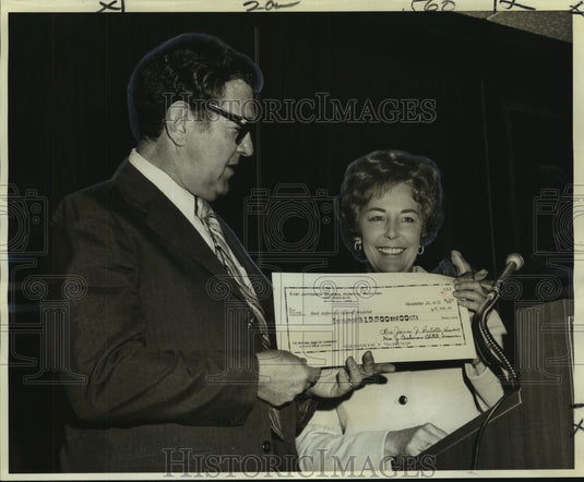 1972 Press Photo Mrs. James Culotta presents check to hospital staff Mose Ellis