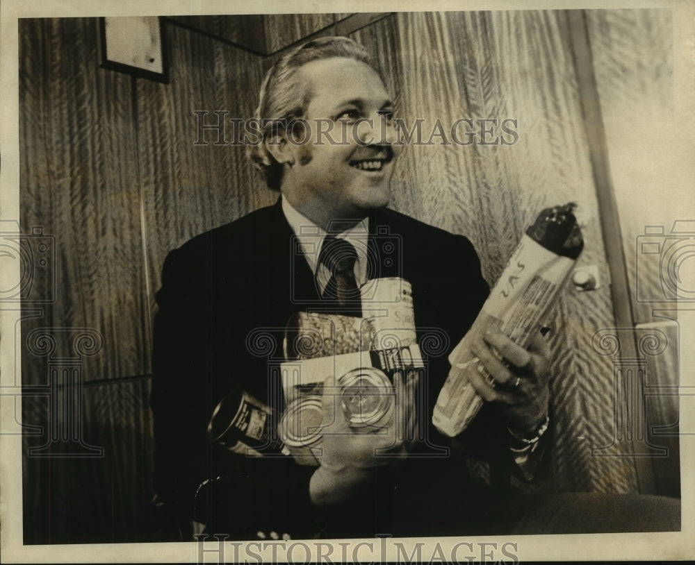 1972 Press Photo Mayor with groceries at the City Hall- Historic Images