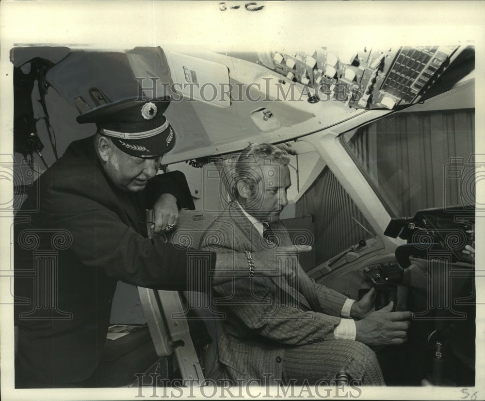 1972 Press Photo Capt. W.H. Snelling gives flying lesson to Mayor Moon Landrieu- Historic Images