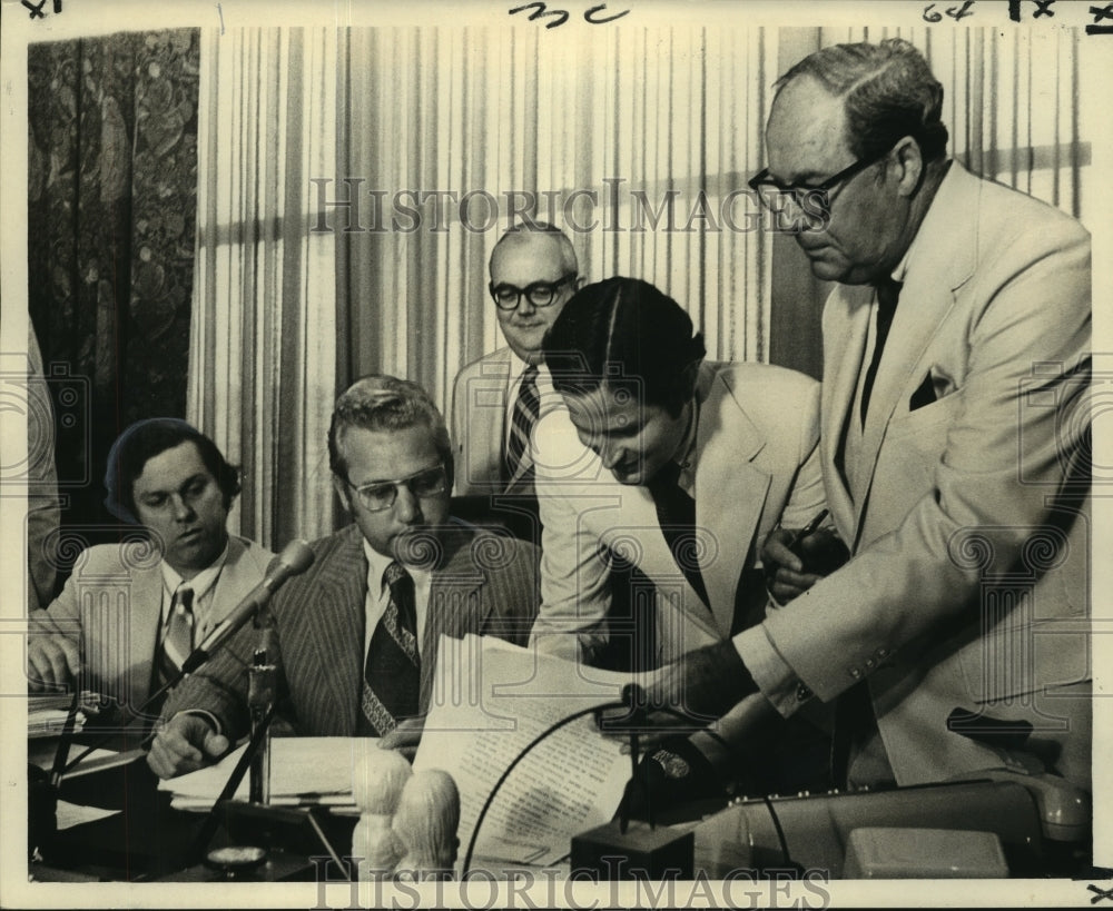 1972 Press Photo International River Center leaders sign agreement at City Hall- Historic Images