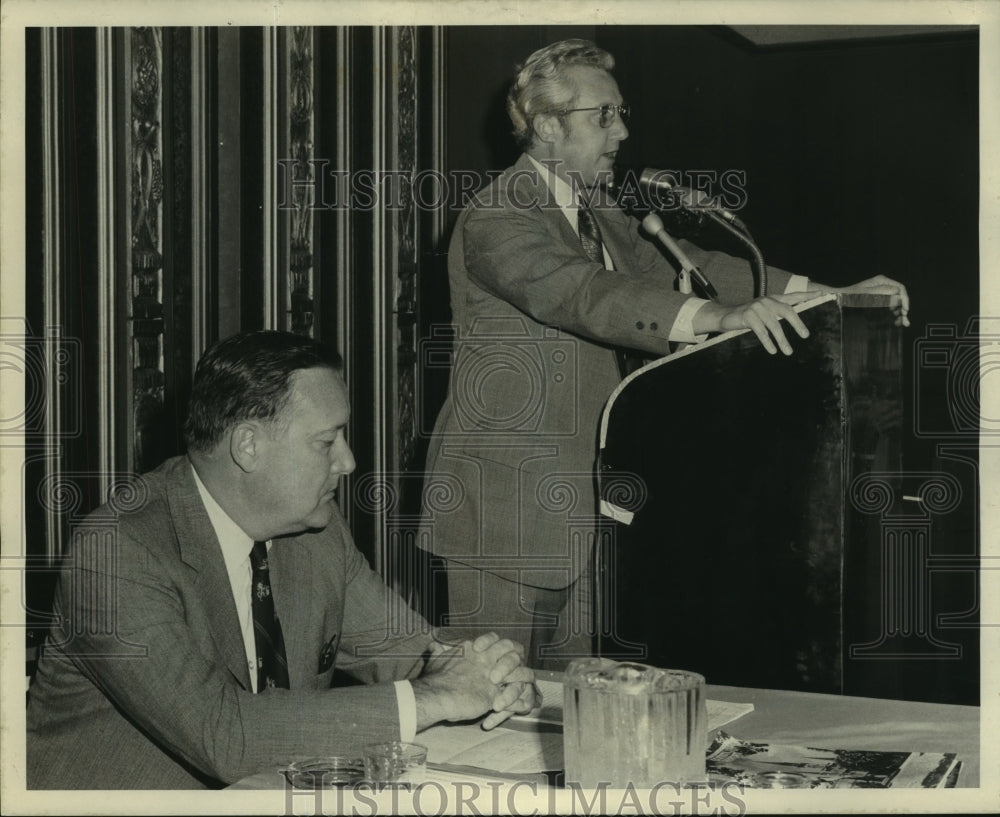 1972 Press Photo Mayor Moon Landrieu speaks at meeting.- Historic Images