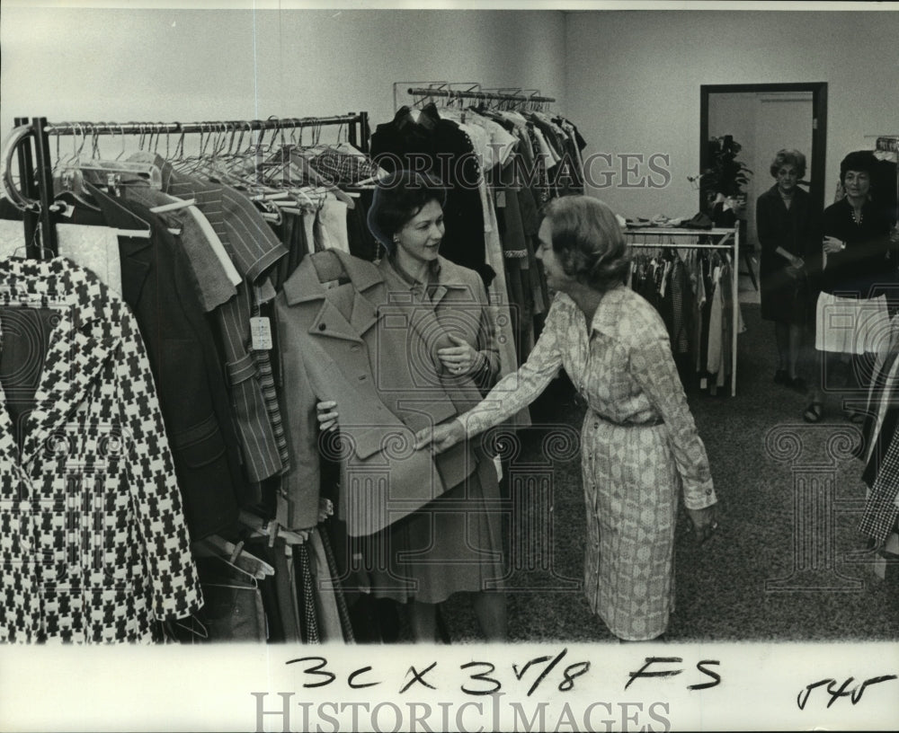 1974 Press Photo Mmes. Hero and Boutte admire coat at Encore West. - nob05148