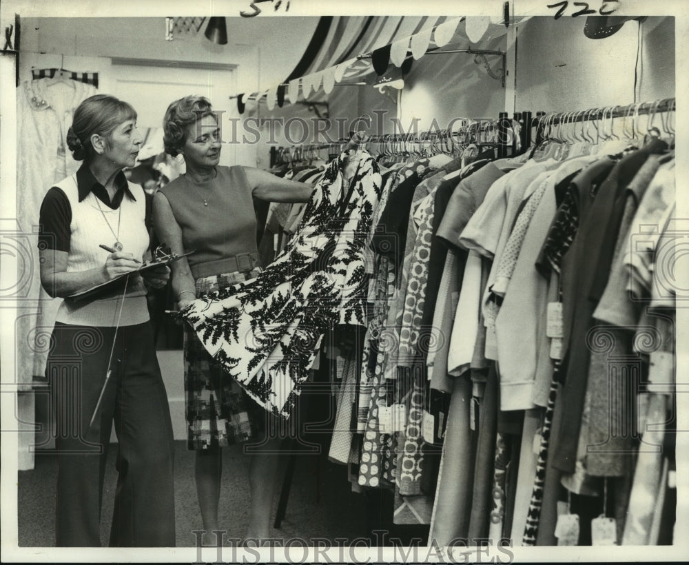 1974 Press Photo Encore Shop merchandise checked by managers- Historic Images