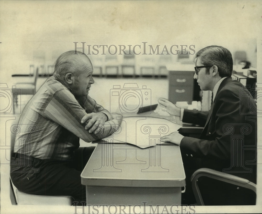 1973 Press Photo Social Security Administration-H.J. Troxler with Edward Encinas- Historic Images