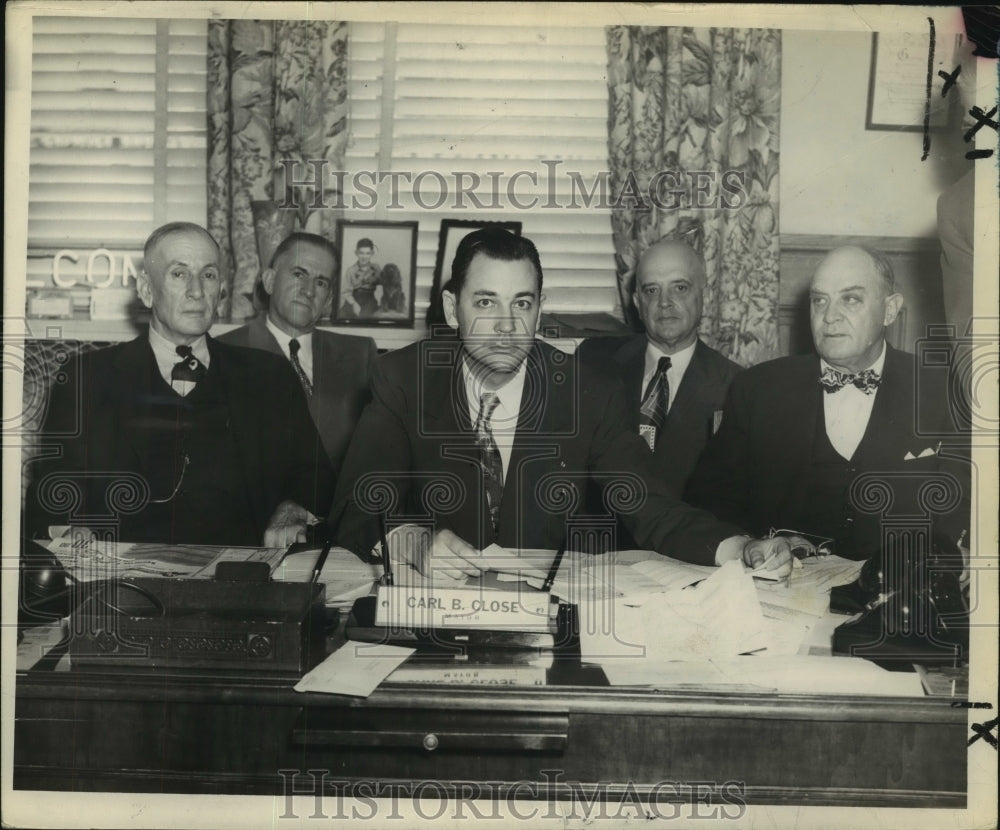 1950 Press Photo Mayor Carl B. Close with members of the Council at his office