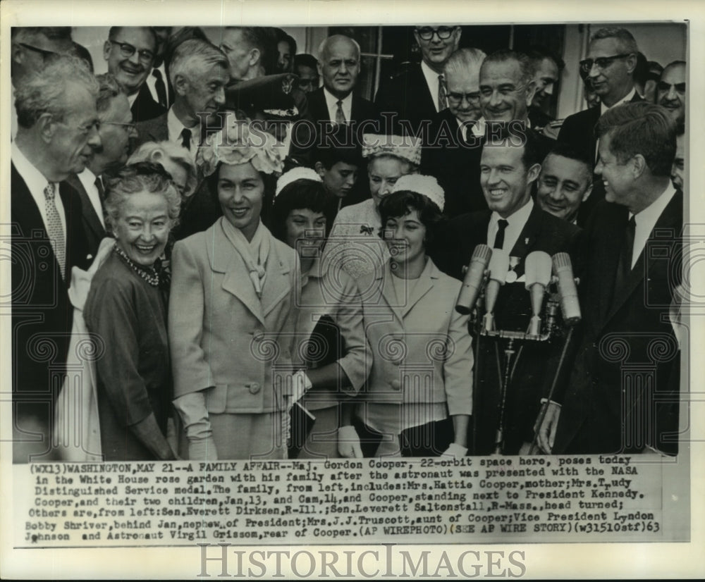 1963 Press Photo Gordon Cooper, awarded the NASA Distinguished Service medal