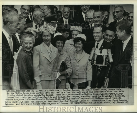1963 Press Photo Gordon Cooper, awarded the NASA Distinguished Service medal