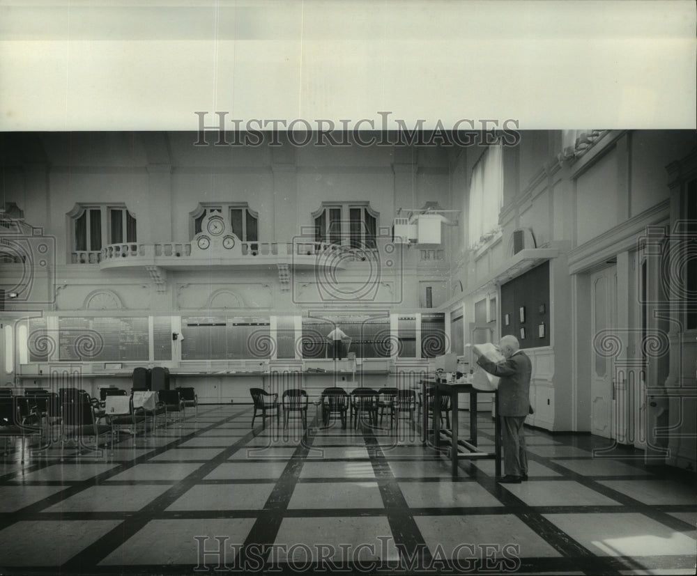 1973 Press Photo Almost Empty Board of Trade Room with two people- Historic Images