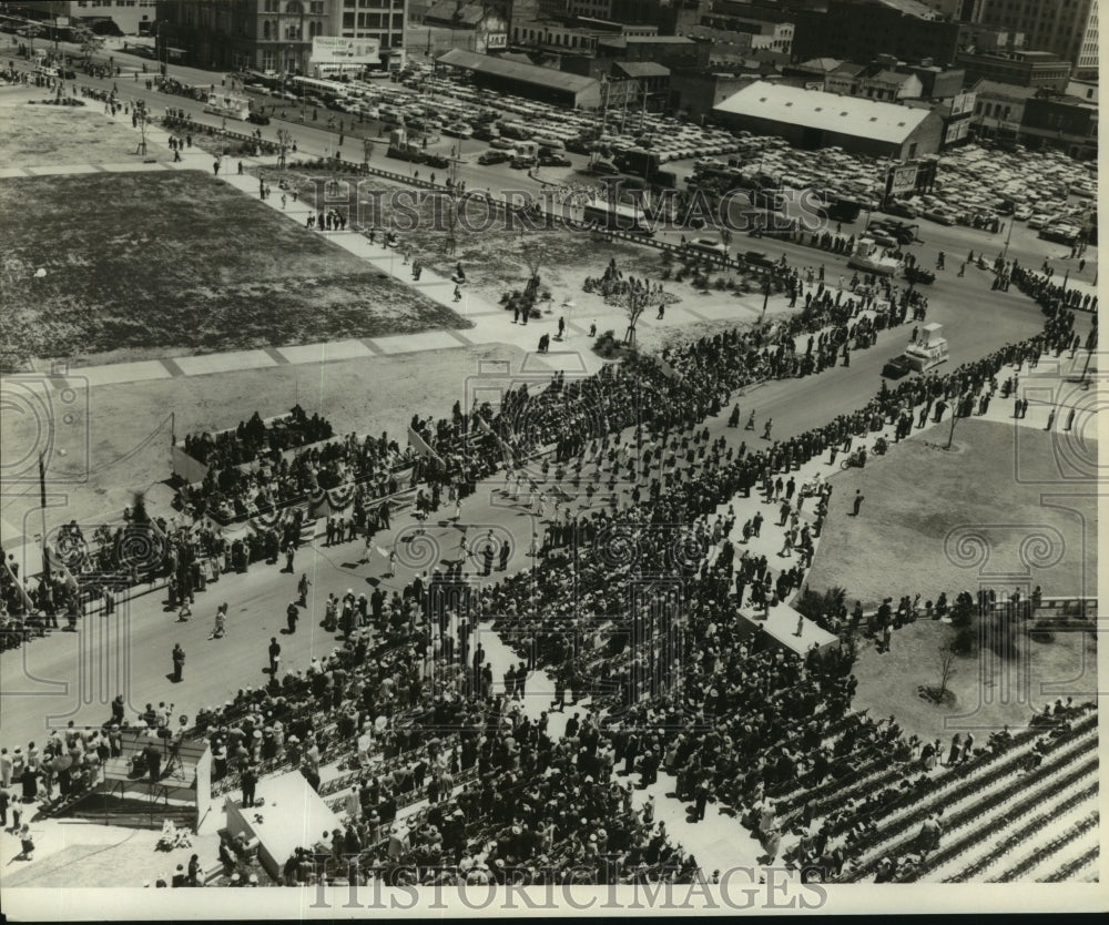 1957 Press Photo Aerial view of the Thanks Giving Parade in New Orleans - Historic Images