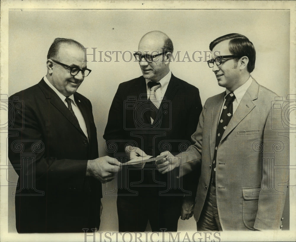 1971 Press Photo Ike Farris honored with the Good Samaritan Award - Historic Images