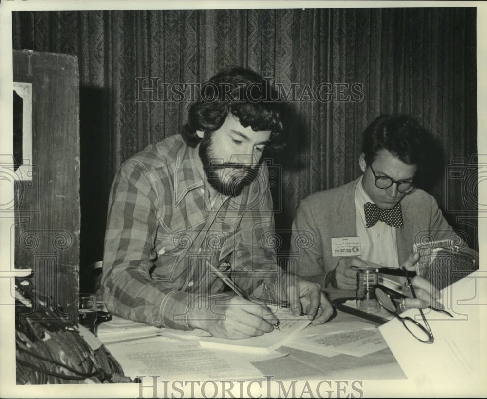 1974 Press Photo Warren Farrell attending a seminar with his colleague - Historic Images