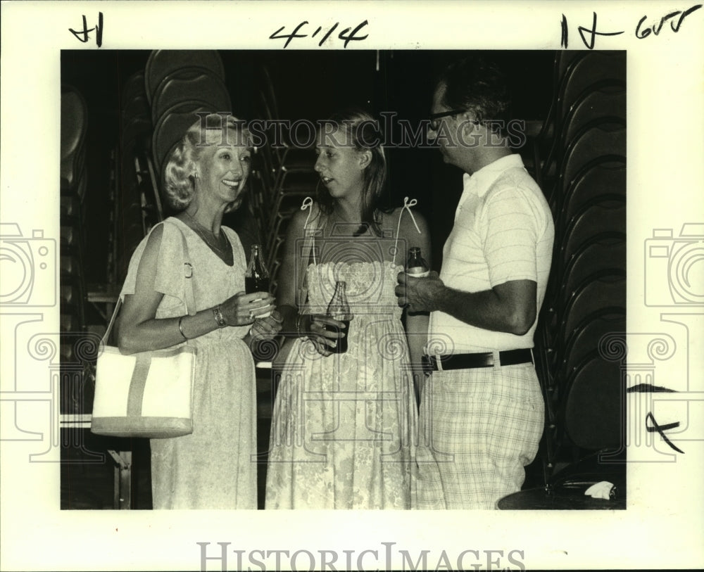 1979 Press Photo Fenner Family enjoying a cold beverage during rehearsal break- Historic Images